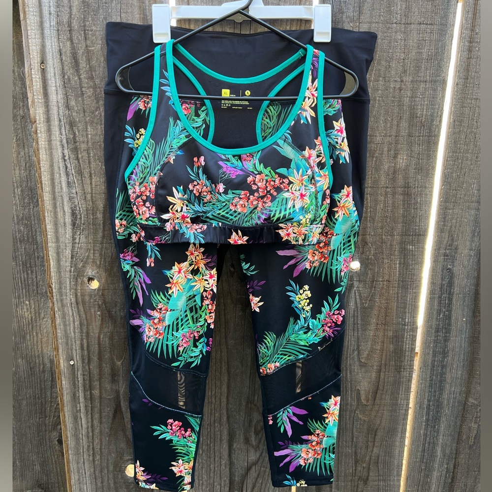 Gorgeous tropical floral sport bra and crop active leggings